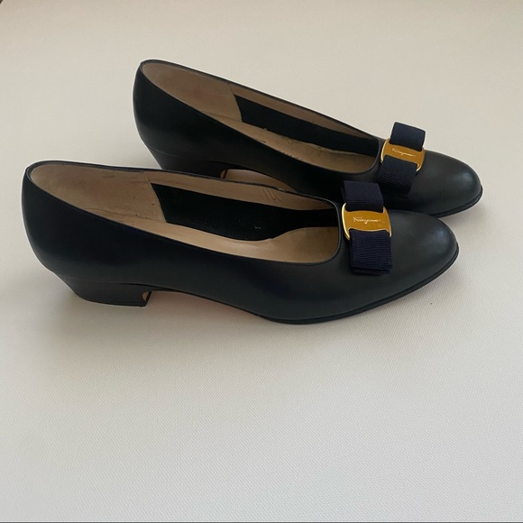 SOLD Salvatore Ferragamo Vintage Vara Bow Pumps Navy Blue - Picture 3 of 15